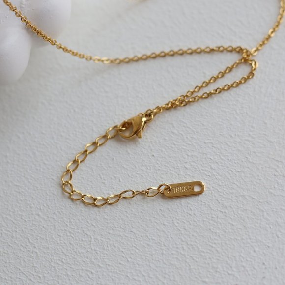 NEW 18K Gold Plated Mother of Pearl Camelia Flower Round Pendant Necklace - Picture 6 of 11